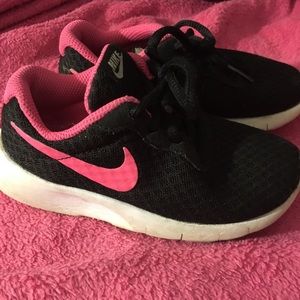 Roshe runs, pink and black